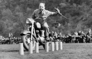 Jízda zručnosti na závodech tehdejšího Svazarmu. Foto Vilém Heckel