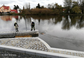 Vyproštění uhynulého zvířete z řeky Berounky