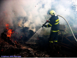 Požár odpadu na bývalé skládce U Dubu