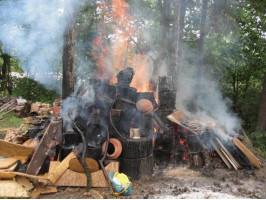 Požár dřevěného materiálu v zahradě