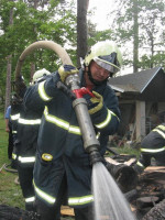 Požár dřevěného materiálu v zahradě