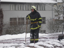 Likvidace střechýlů a sněhu ze střechy MU