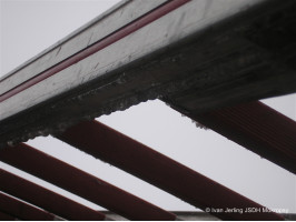 Likvidace střechýlů a sněhu ze střechy MU