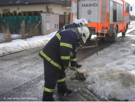 Olejová havárie ulice Měsíční