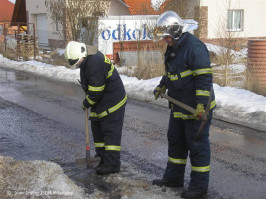 Olejová havárie ulice Měsíční