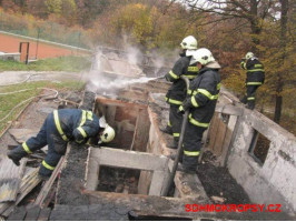 Požár kabin na fotbalovém hřišti Vonoklasy