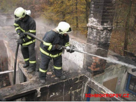 Požár kabin na fotbalovém hřišti Vonoklasy