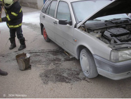 Požár osobního vozu před hasičárnou