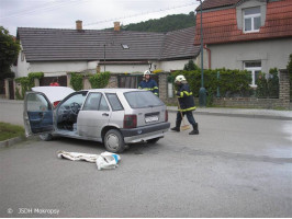 Požár osobního vozu před hasičárnou