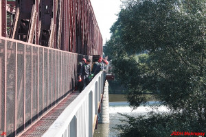 Cvičení lezců na železničním mostě 