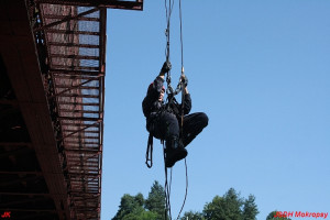 Cvičení lezců na železničním mostě 