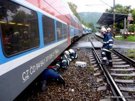 Osoba pod vlakem nádraží Černošice