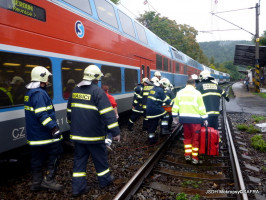 Osoba pod vlakem nádraží Černošice