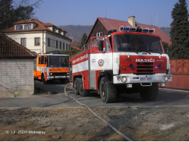 Požár odpadu a porostu ulice K jezu