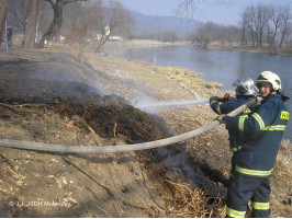 Požár odpadu a porostu ulice K jezu