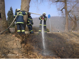 Požár odpadu a porostu ulice K jezu