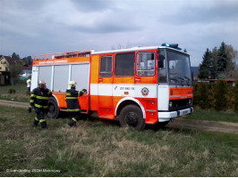 Požár trávy ulice Topolská