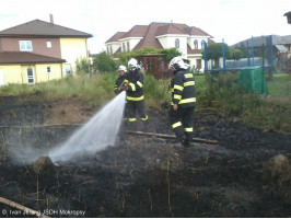 Požár trávy ulice Peroutkova