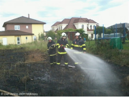 Požár trávy ulice Peroutkova