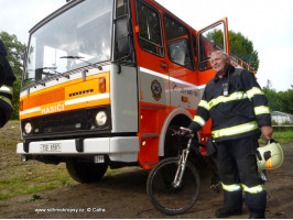 Pád větve z topolu na cyklistu