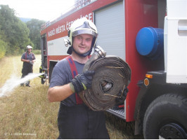 Požár lesa pod skládkou na Vráži