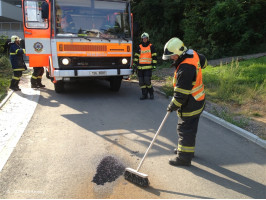 Olej na komunikaci ulice Na Poustkách