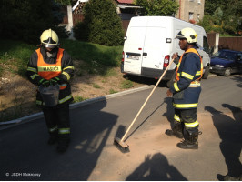 Olej na komunikaci ulice Na Poustkách