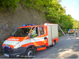 Spadlý strom nad 115/II ulice Vrážská