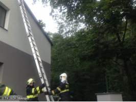 Likvidace spadlé větve na střechu RD ulice Karlick