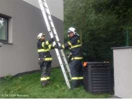 Likvidace spadlé větve na střechu RD ulice Karlick