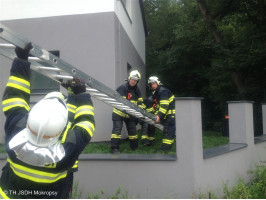 Likvidace spadlé větve na střechu RD ulice Karlick