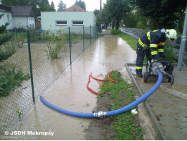 Splavené bláto ulice Zdeňka Škvora 