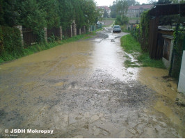 Splavené bláto ulice Zdeňka Škvora 