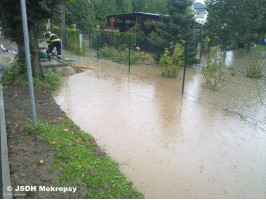 Splavené bláto ulice Zdeňka Škvora 