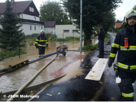 Splavené bláto ulice Zdeňka Škvora 