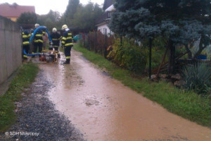 Splavené bláto ulice Zdeňka Škvora 