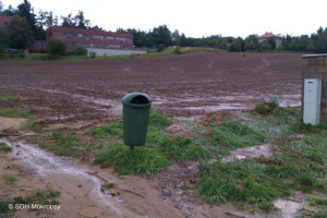 Splavené bláto ulice Zdeňka Škvora 