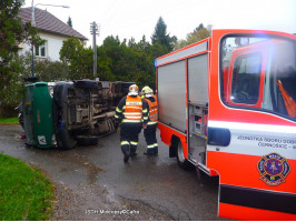 Dopravní nehoda nákladního vozidla ulice Vrážská