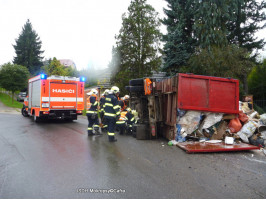 Dopravní nehoda nákladního vozidla ulice Vrážská