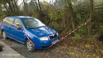 Únik benzinu po krádeži ulice Zdeňka Lhoty