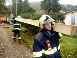 Sesutý svah a plot k RD ulice V Horce