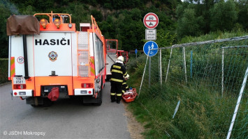 Pád parašutisty na hřiště v Mokropsech