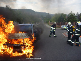 Požár osobního vozidla ulice Karlická