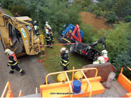 MAN visící nad tratí ulice Revoluční