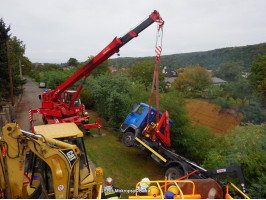 MAN visící nad tratí ulice Revoluční