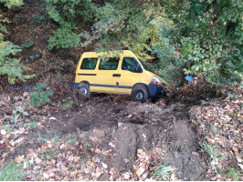 Spadlá dodávka do rokle osada Habřiny