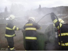 Požár plastového kontejneru ulice Topolská