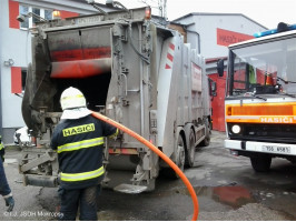 Požár odpadu v popelářském voze ulice Srbská