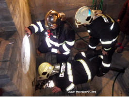 Záchrana psa z podzemní trubky ulice V Horce