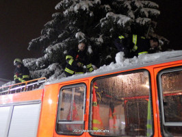 Likvidace spadlých stromů po vydatném sněžení